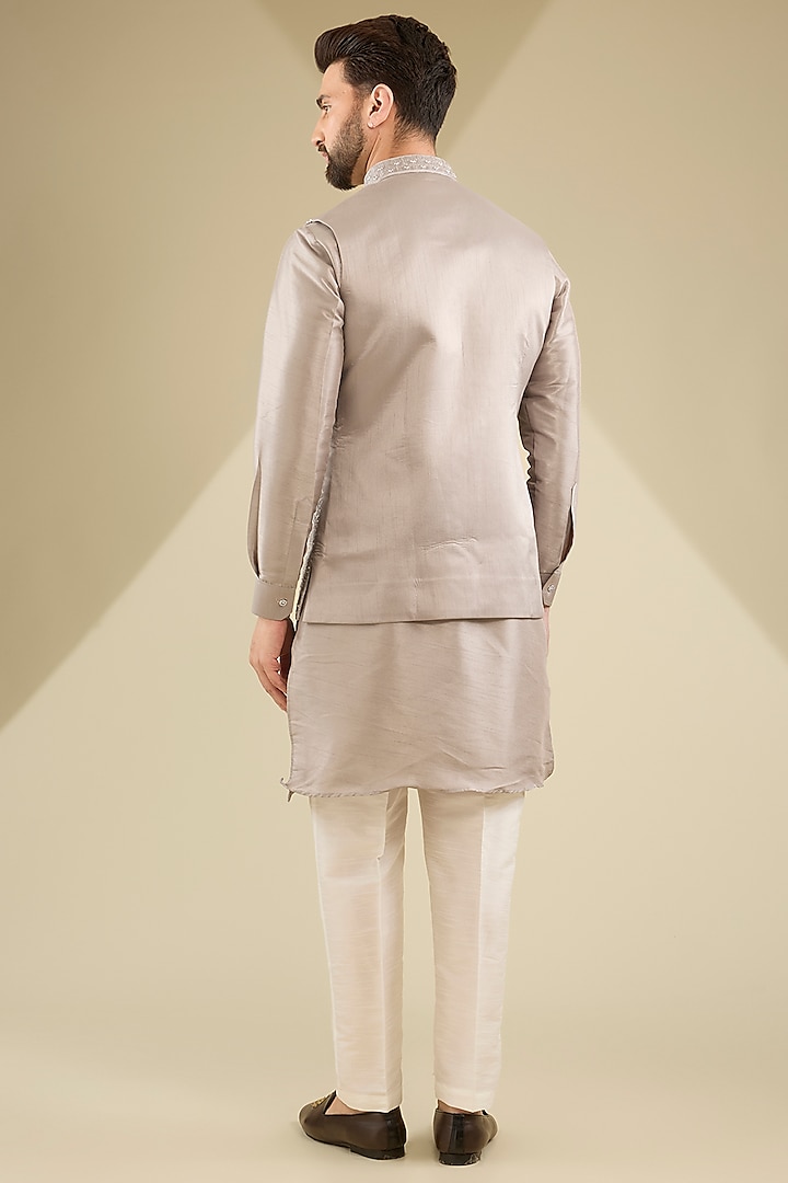 Grey Raw Silk Cutdana Embroidered Bundi Jacket Set by RNG Safawala Men at Pernia's Pop Up Shop