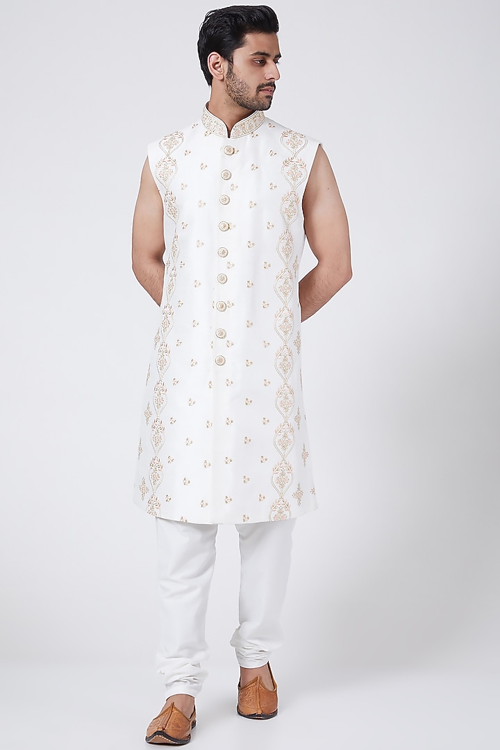 White Embroidered Groom Sherwani Set by RNG Safawala Men at Pernia's Pop Up Shop