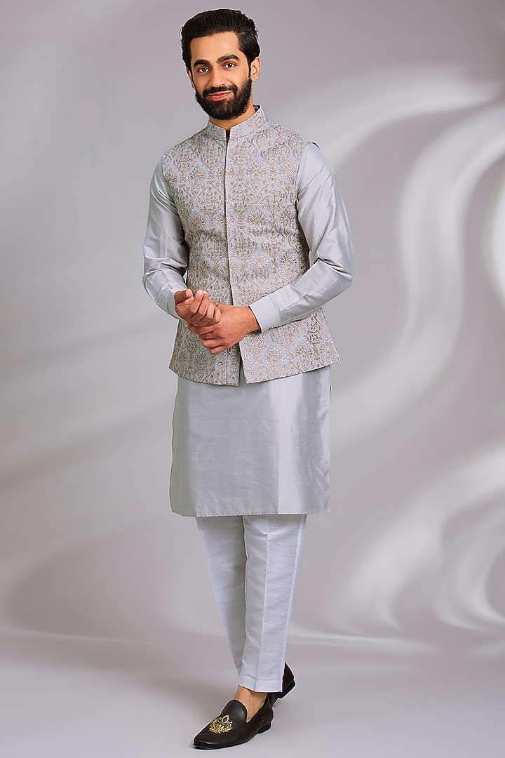 Grey Raw Silk Resham Embroidered Bundi Jacket Set by RNG Safawala Men at Pernia's Pop Up Shop