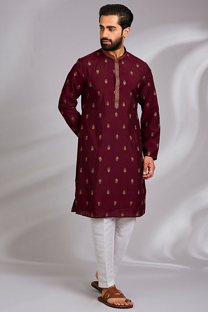 Maroon Cotton Silk Thread Embroidered Kurta Set by RNG Safawala Men at Pernia's Pop Up Shop