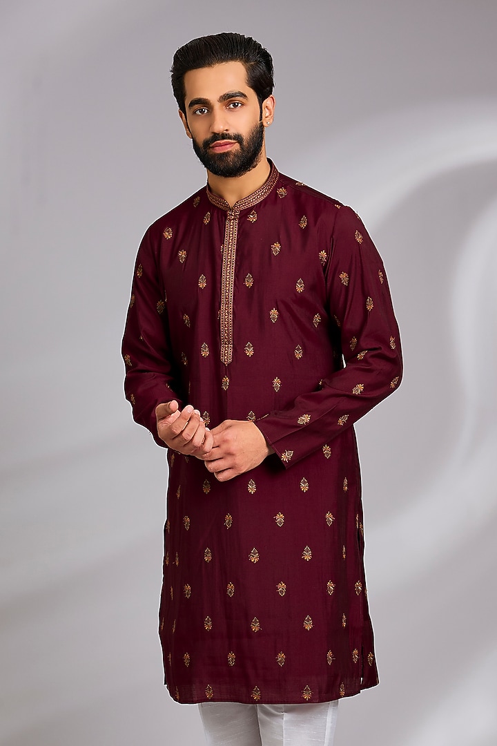 Maroon Cotton Silk Thread Embroidered Kurta Set by RNG Safawala Men at Pernia's Pop Up Shop