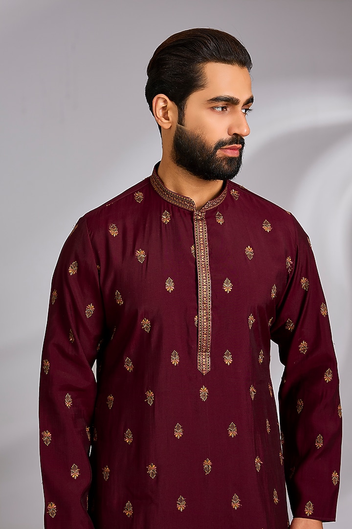 Maroon Cotton Silk Thread Embroidered Kurta Set by RNG Safawala Men at Pernia's Pop Up Shop