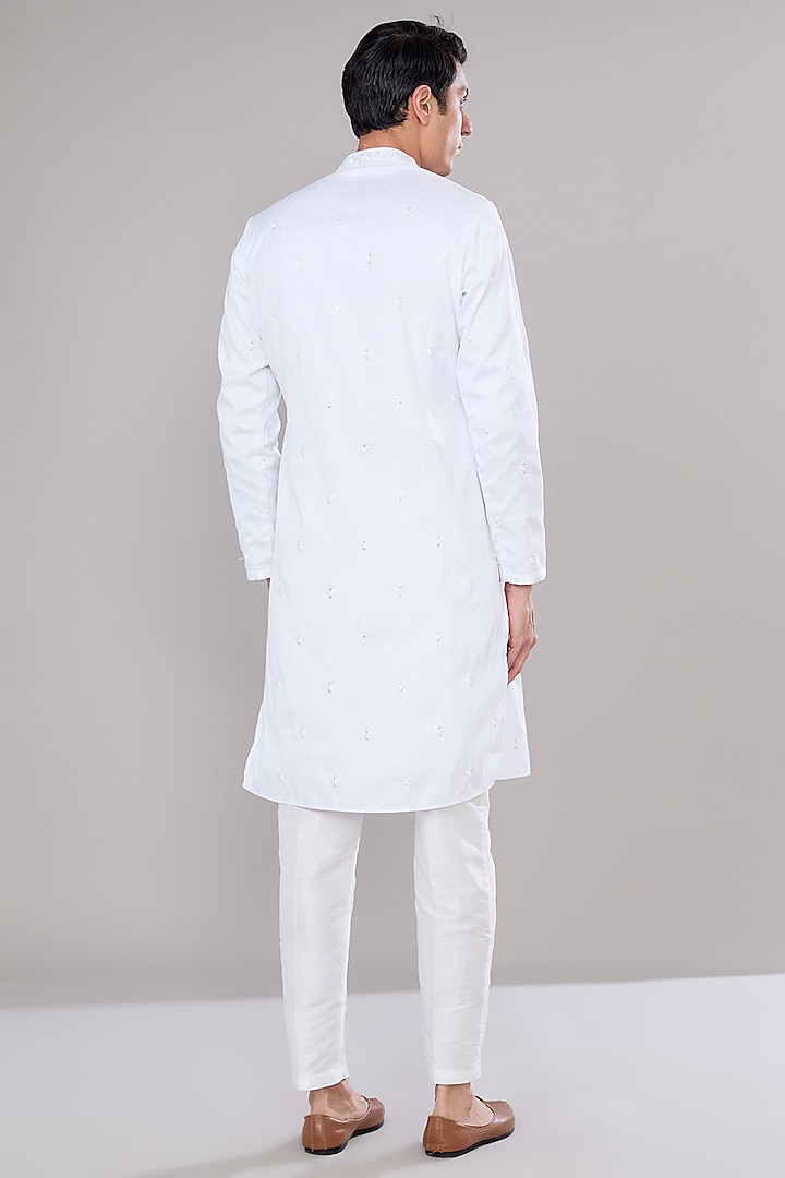 Off-White Cotton Silk Thread Embroidered Kurta Set by RNG Safawala Men at Pernia's Pop Up Shop