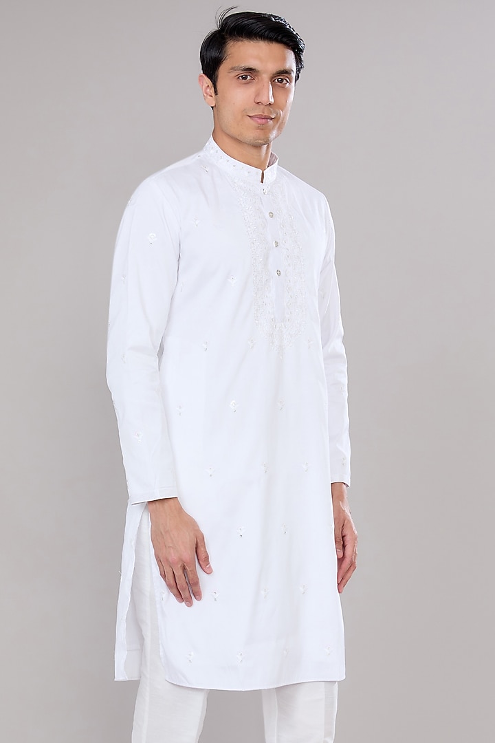 Off-White Cotton Silk Thread Embroidered Kurta Set by RNG Safawala Men at Pernia's Pop Up Shop