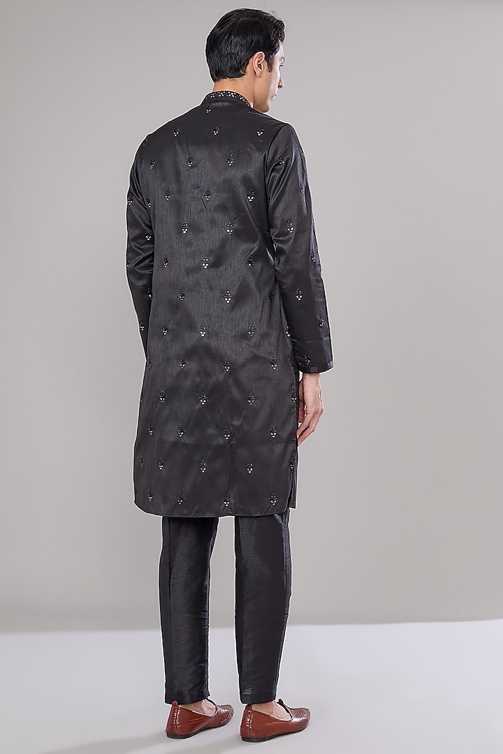 Black Cotton Silk Thread & Sequins Embroidered Kurta Set by RNG Safawala Men at Pernia's Pop Up Shop