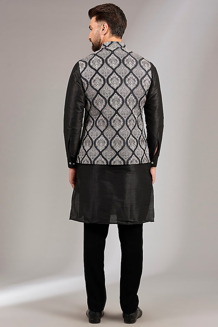 Black Raw Silk Sequins Embroidered Bundi Set by RNG Safawala Men at Pernia's Pop Up Shop