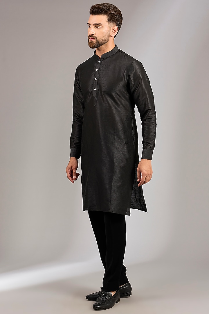 Black Raw Silk Sequins Embroidered Bundi Set by RNG Safawala Men at Pernia's Pop Up Shop