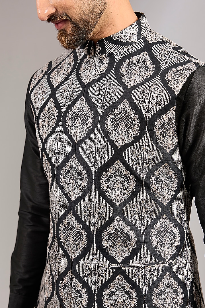 Black Raw Silk Sequins Embroidered Bundi Set by RNG Safawala Men at Pernia's Pop Up Shop
