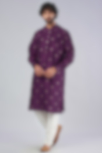 Violet Embroidered Kurta Set by RNG Safawala Men at Pernia's Pop Up Shop