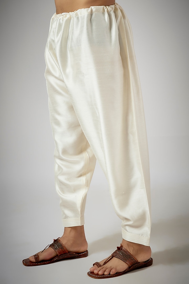 Ivory Dupion Silk Resham Embroidered Kurta Set by RNG Safawala Men at Pernia's Pop Up Shop