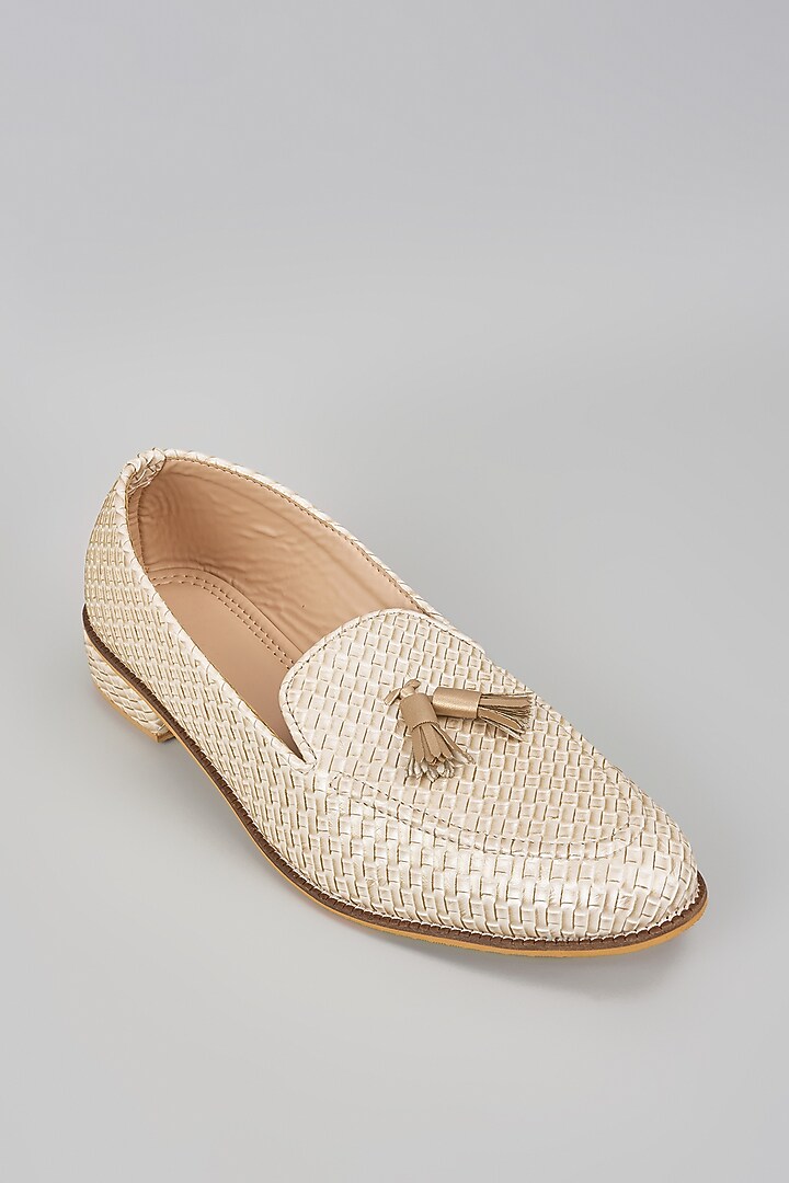 Off-White Grain Leather Shoes by RNG Safawala Men at Pernia's Pop Up Shop