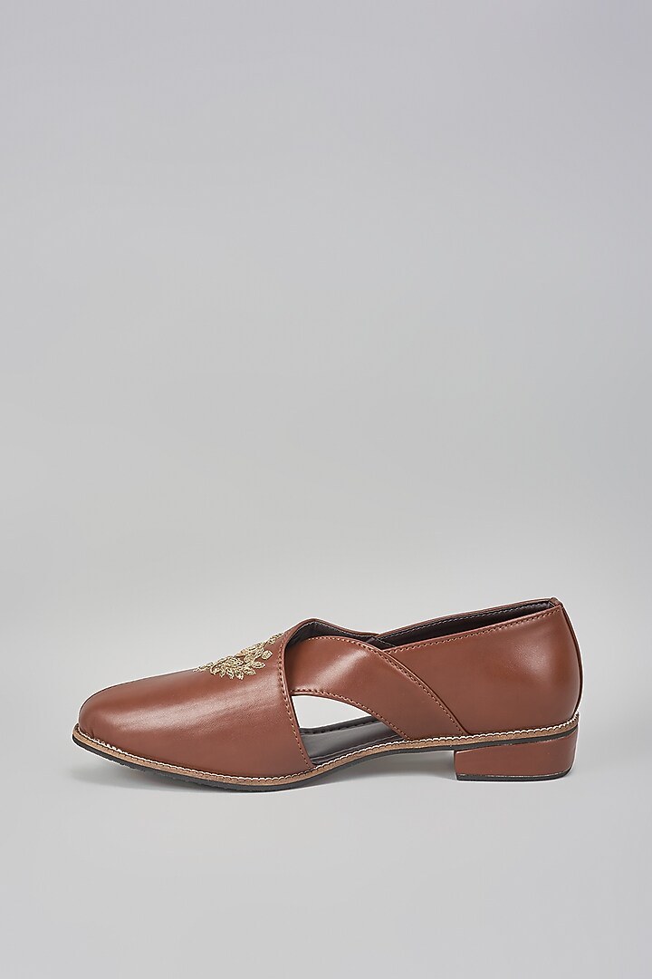 Brown Leather Hand Embroidered Slip-On Peshwari by RNG Safawala Men at Pernia's Pop Up Shop