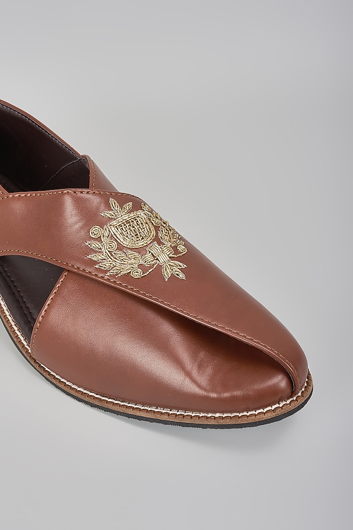 Brown Leather Hand Embroidered Slip-On Peshwari by RNG Safawala Men at Pernia's Pop Up Shop