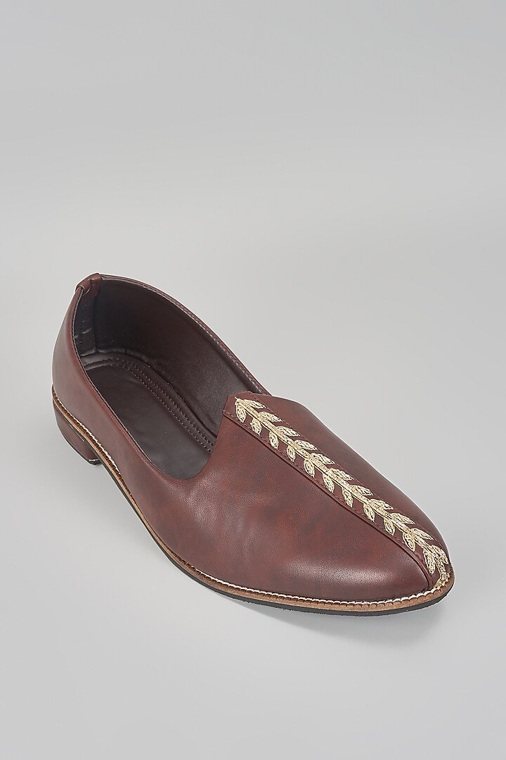 Brown Leather Hand Embroidered Juttis by RNG Safawala Men at Pernia's Pop Up Shop