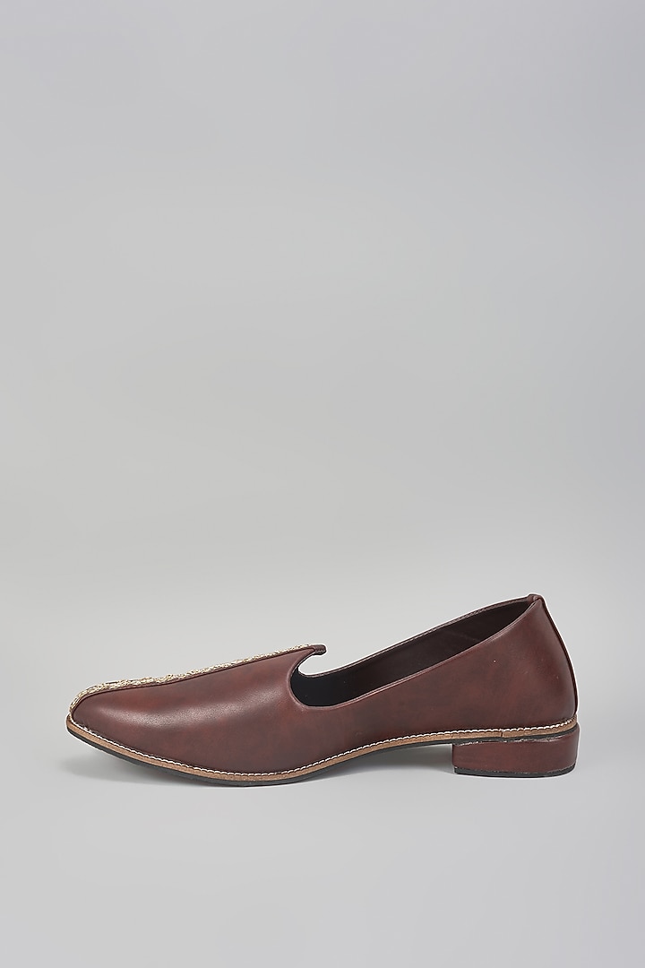 Brown Leather Hand Embroidered Juttis by RNG Safawala Men at Pernia's Pop Up Shop