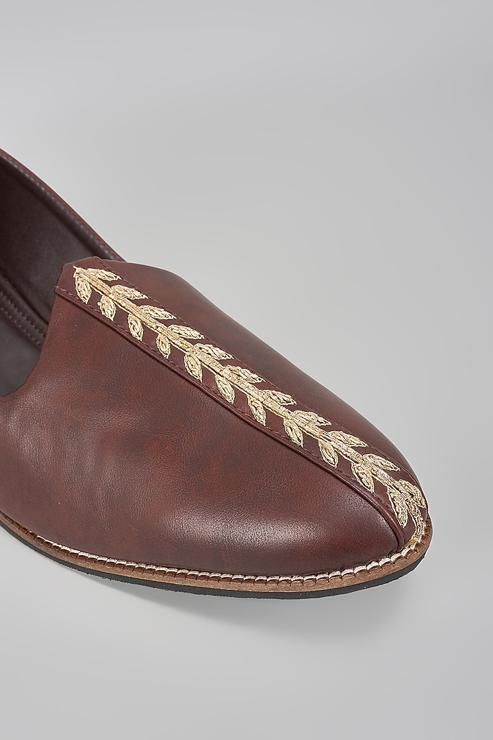 Brown Leather Hand Embroidered Juttis by RNG Safawala Men at Pernia's Pop Up Shop