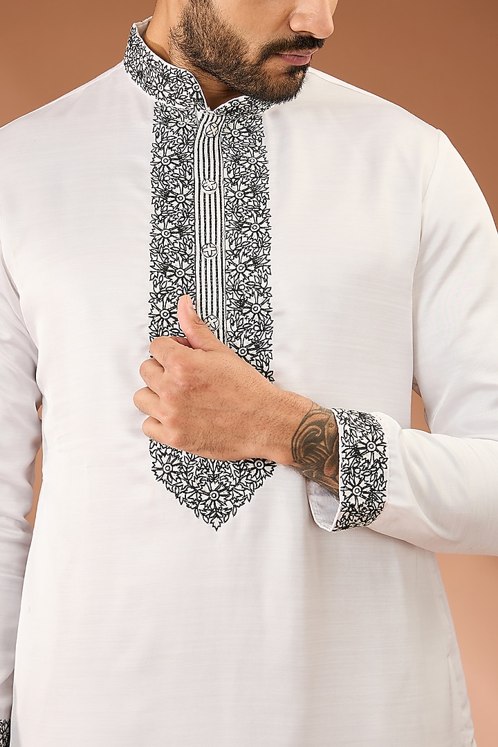 White Cotton Silk Thread & Sequins Hand Embroidered Kurta Set by RNG Safawala Men at Pernia's Pop Up Shop