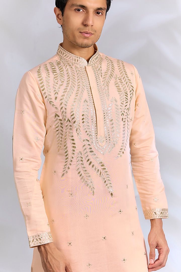 Peach Crepe Silk Resham Embroidered Kurta Set by RNG Safawala Men at Pernia's Pop Up Shop