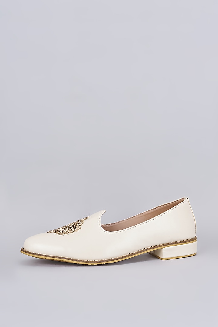 White Leather Embroidered Juttis by RNG Safawala Men at Pernia's Pop Up Shop