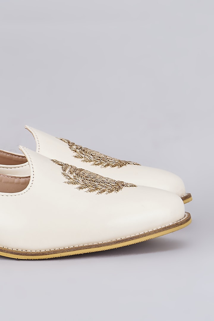 White Leather Embroidered Juttis by RNG Safawala Men at Pernia's Pop Up Shop