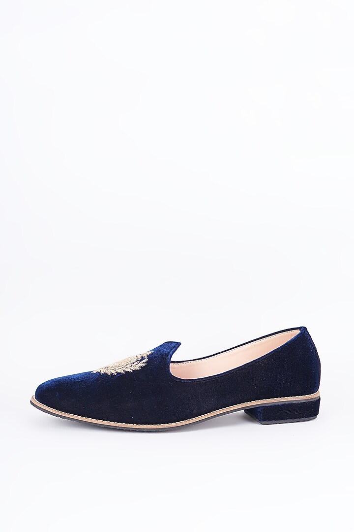 Royal Blue Velvet Embroidered Juttis by RNG Safawala Men at Pernia's Pop Up Shop