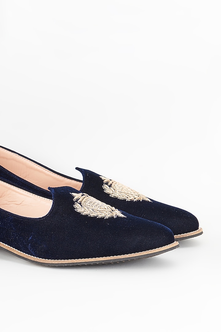 Royal Blue Velvet Embroidered Juttis by RNG Safawala Men at Pernia's Pop Up Shop
