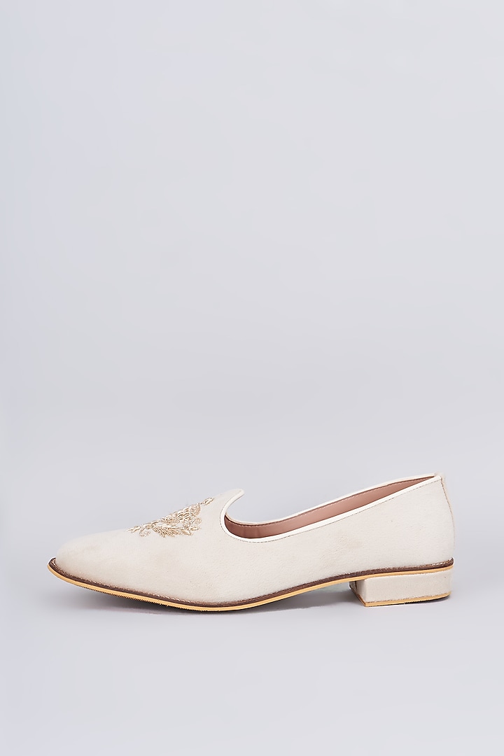 White Suede Embroidered Juttis by RNG Safawala Men at Pernia's Pop Up Shop