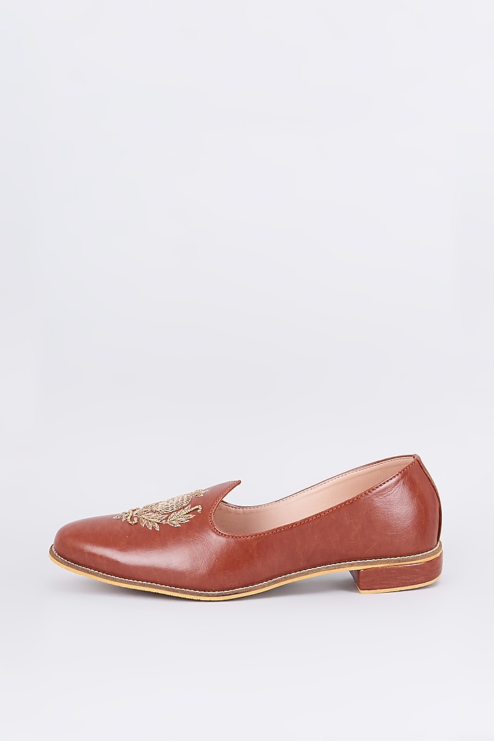 Tan Brown Leather Embroidered Juttis by RNG Safawala Men at Pernia's Pop Up Shop