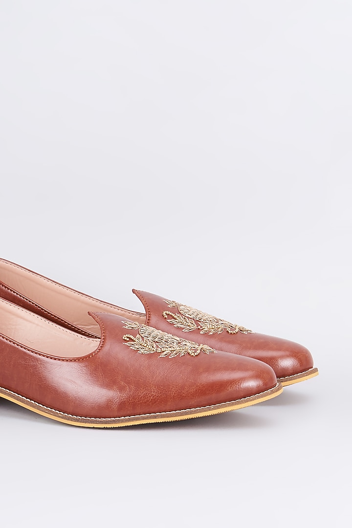 Tan Brown Leather Embroidered Juttis by RNG Safawala Men at Pernia's Pop Up Shop