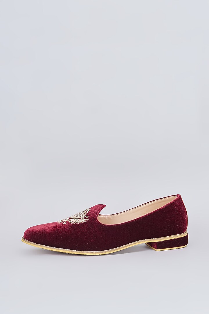 Maroon Velvet Embroidered Juttis by RNG Safawala Men at Pernia's Pop Up Shop