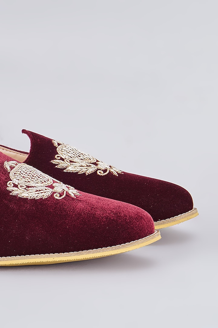 Maroon Velvet Embroidered Juttis by RNG Safawala Men at Pernia's Pop Up Shop