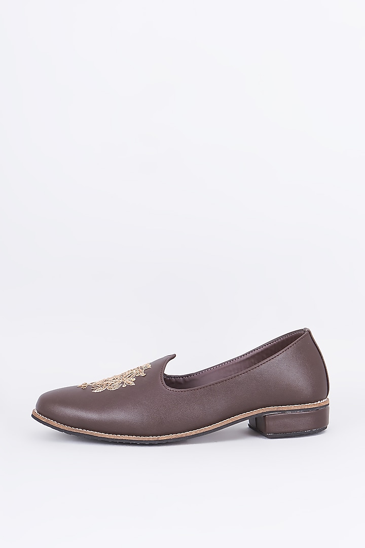 Charcoal Grey Leather Embroidered Juttis by RNG Safawala Men at Pernia's Pop Up Shop