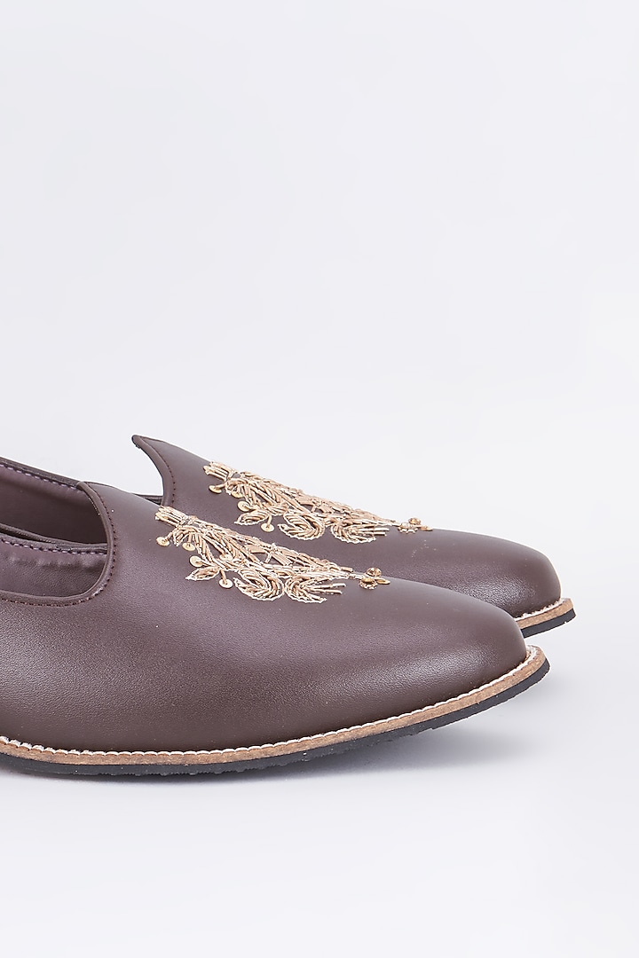 Charcoal Grey Leather Embroidered Juttis by RNG Safawala Men at Pernia's Pop Up Shop