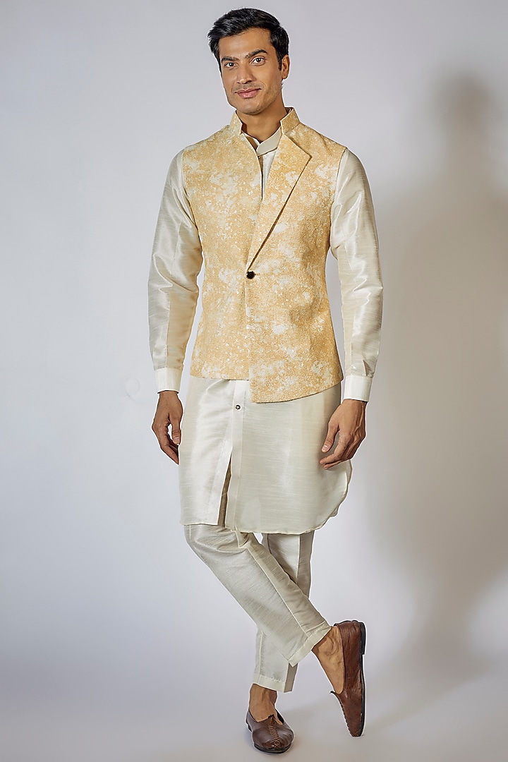 Yellow Raw Silk Embroidered Bundi Jacket Set by RNG Safawala Men