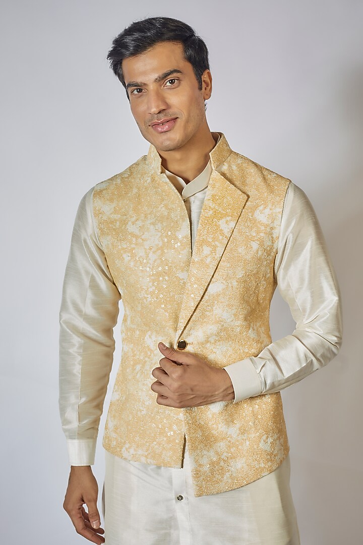 Yellow Shaded Raw Silk Sequins Embroidered Bundi Jacket Set by RNG Safawala Men at Pernia's Pop Up Shop