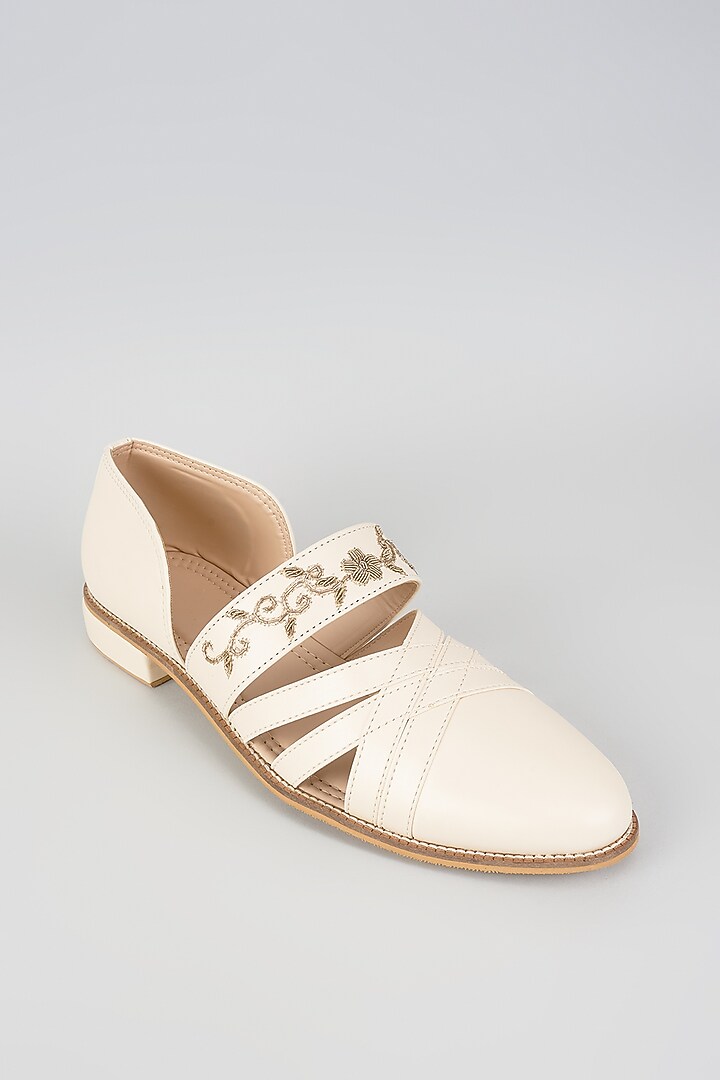 Off-White Artificial Leather Zari Embroidered Juttis by RNG Safawala Men at Pernia's Pop Up Shop