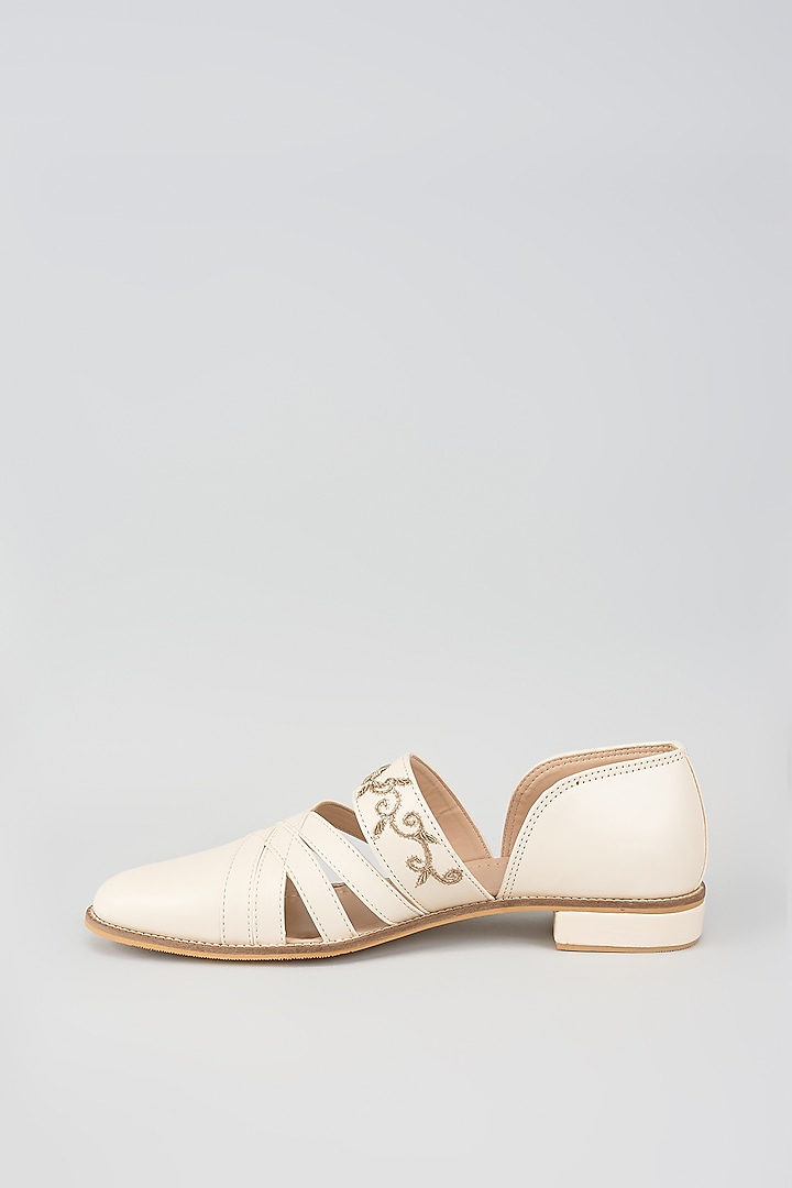 Off-White Artificial Leather Zari Embroidered Juttis by RNG Safawala Men at Pernia's Pop Up Shop