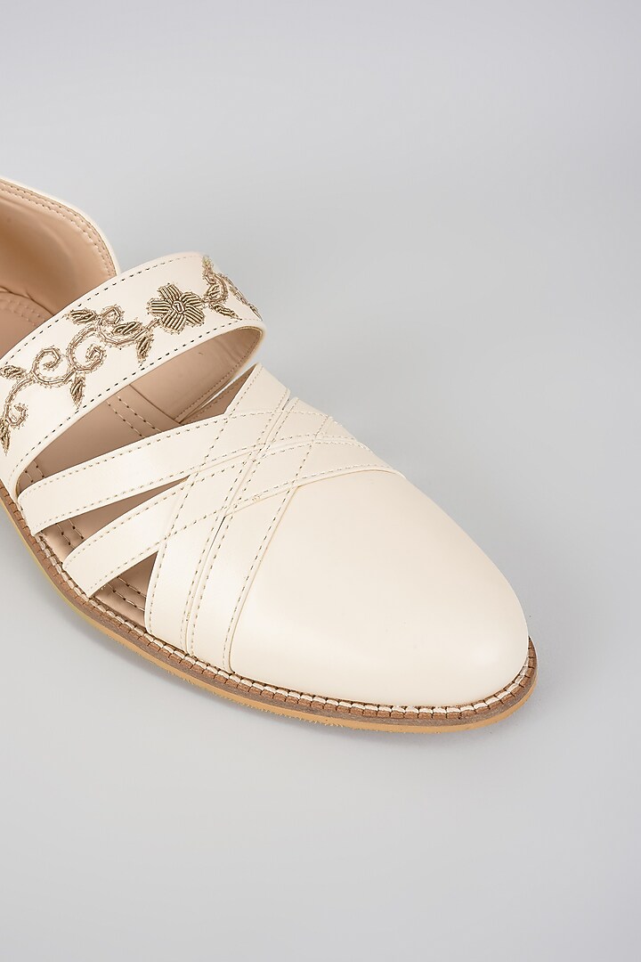 Off-White Artificial Leather Zari Embroidered Juttis by RNG Safawala Men at Pernia's Pop Up Shop