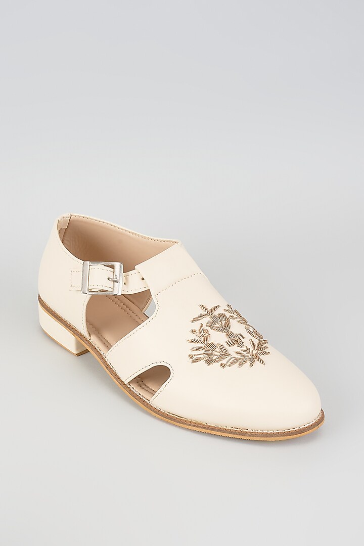 Off-White Artificial Leather Zari Embroidered Juttis by RNG Safawala Men at Pernia's Pop Up Shop