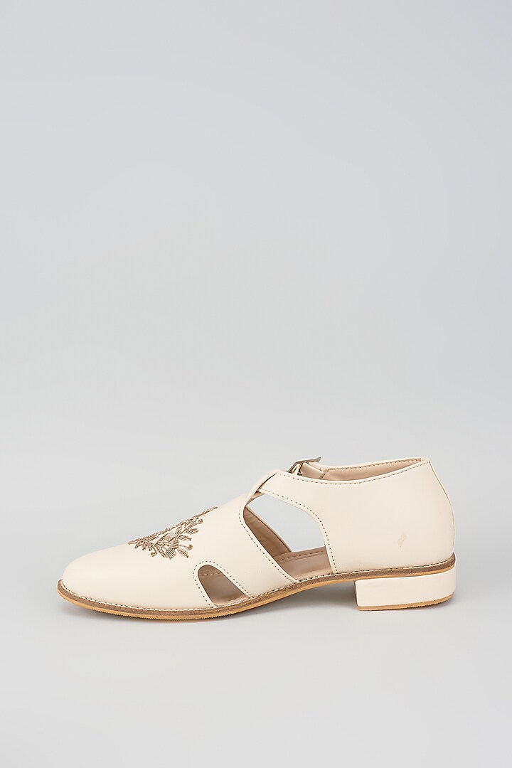 Off-White Artificial Leather Zari Embroidered Juttis by RNG Safawala Men at Pernia's Pop Up Shop
