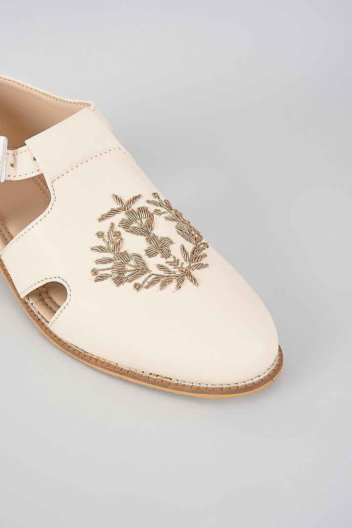 Off-White Artificial Leather Zari Embroidered Juttis by RNG Safawala Men at Pernia's Pop Up Shop