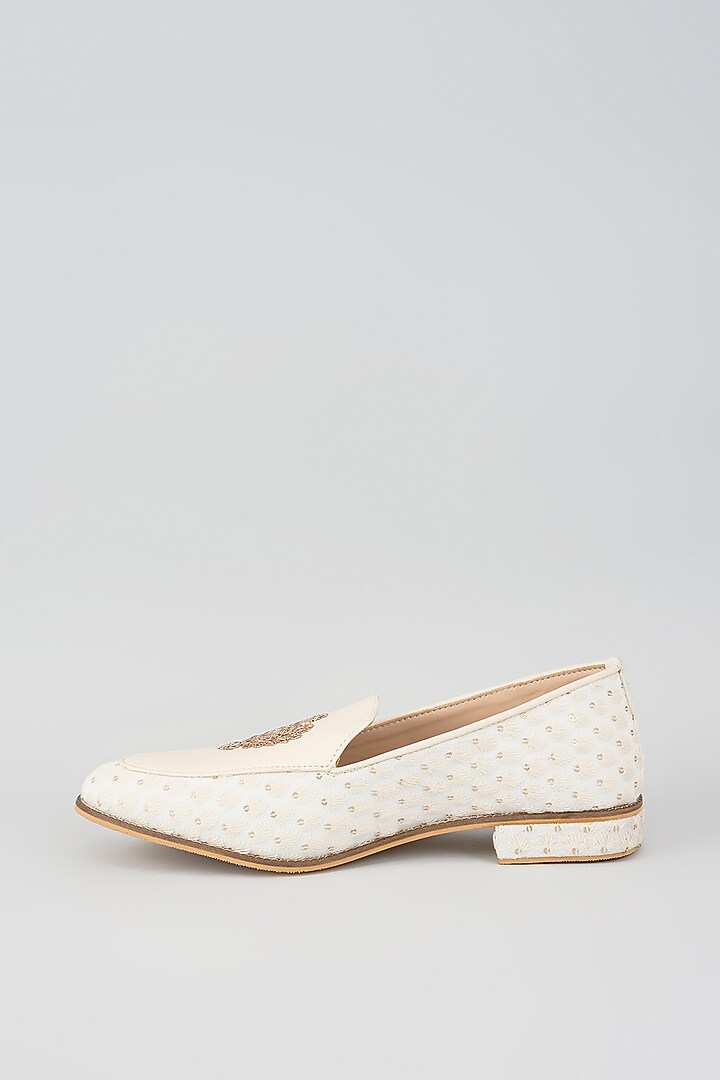 Off-White Artificial Leather Zari Embroidered Juttis by RNG Safawala Men at Pernia's Pop Up Shop
