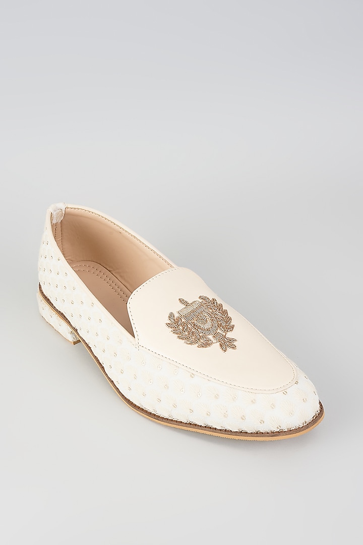 Off-White Artificial Leather Zari Embroidered Juttis by RNG Safawala Men at Pernia's Pop Up Shop