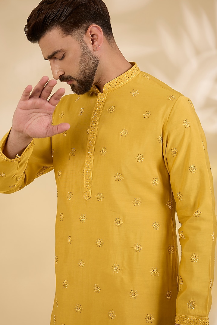 Yellow Cotton Silk Cutdana Embroidered Kurta Set by RNG Safawala Men at Pernia's Pop Up Shop