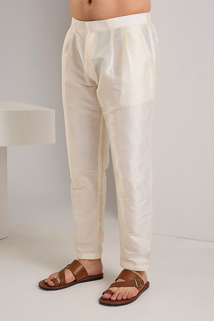 Off-White Cotton Silk Thread Embroidered Kurta Set by RNG Safawala Men at Pernia's Pop Up Shop