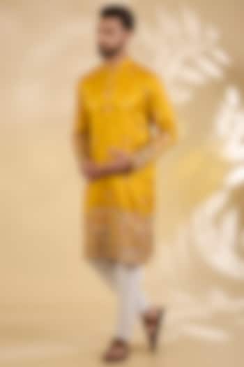 Yellow Cotton Silk Thread Embroidered Kurta Set by RNG Safawala Men at Pernia's Pop Up Shop