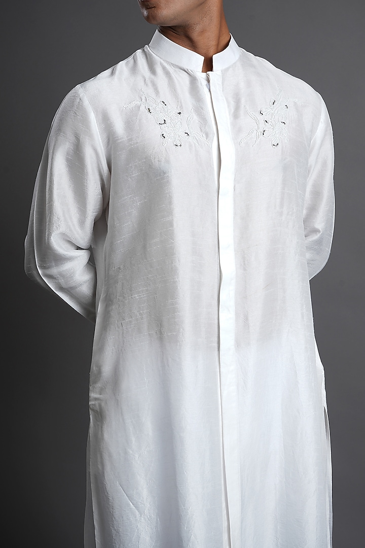Off-White Dola Silk Hand Embroidered Kurta Set by Ritambh at Pernia's Pop Up Shop