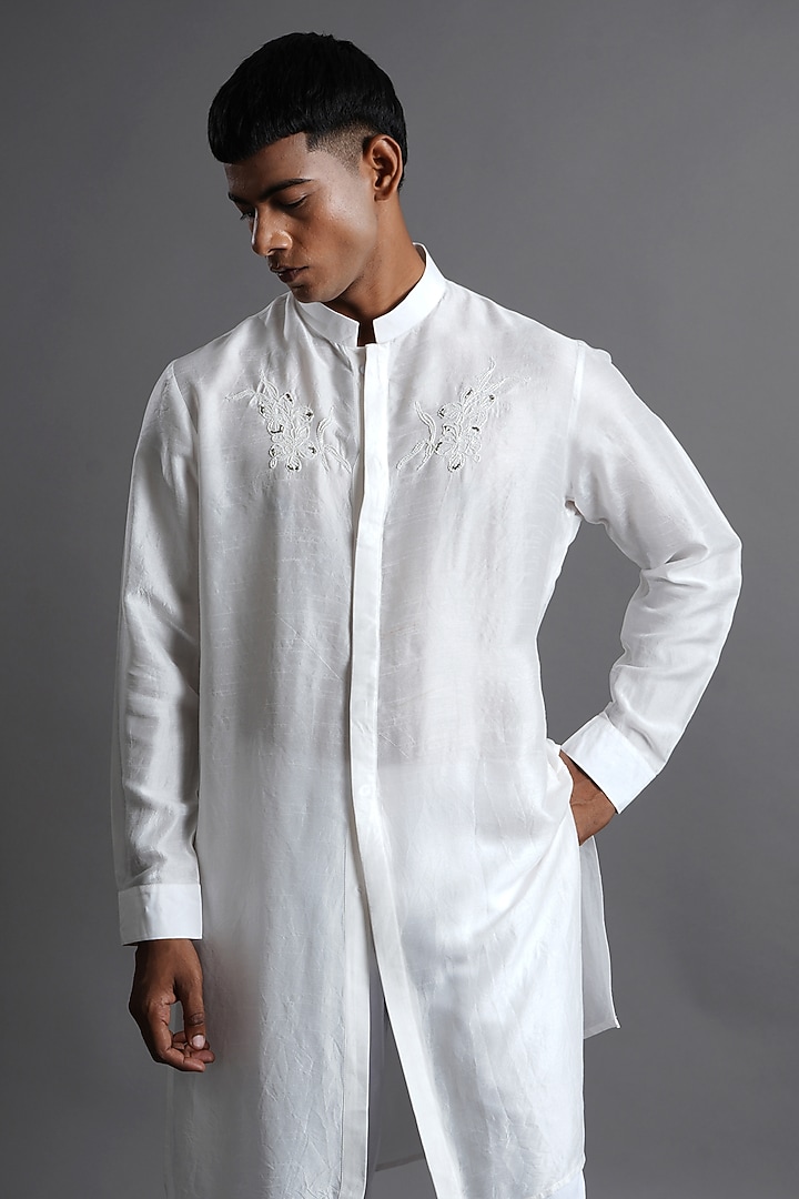 Off-White Dola Silk Hand Embroidered Kurta Set by Ritambh at Pernia's Pop Up Shop