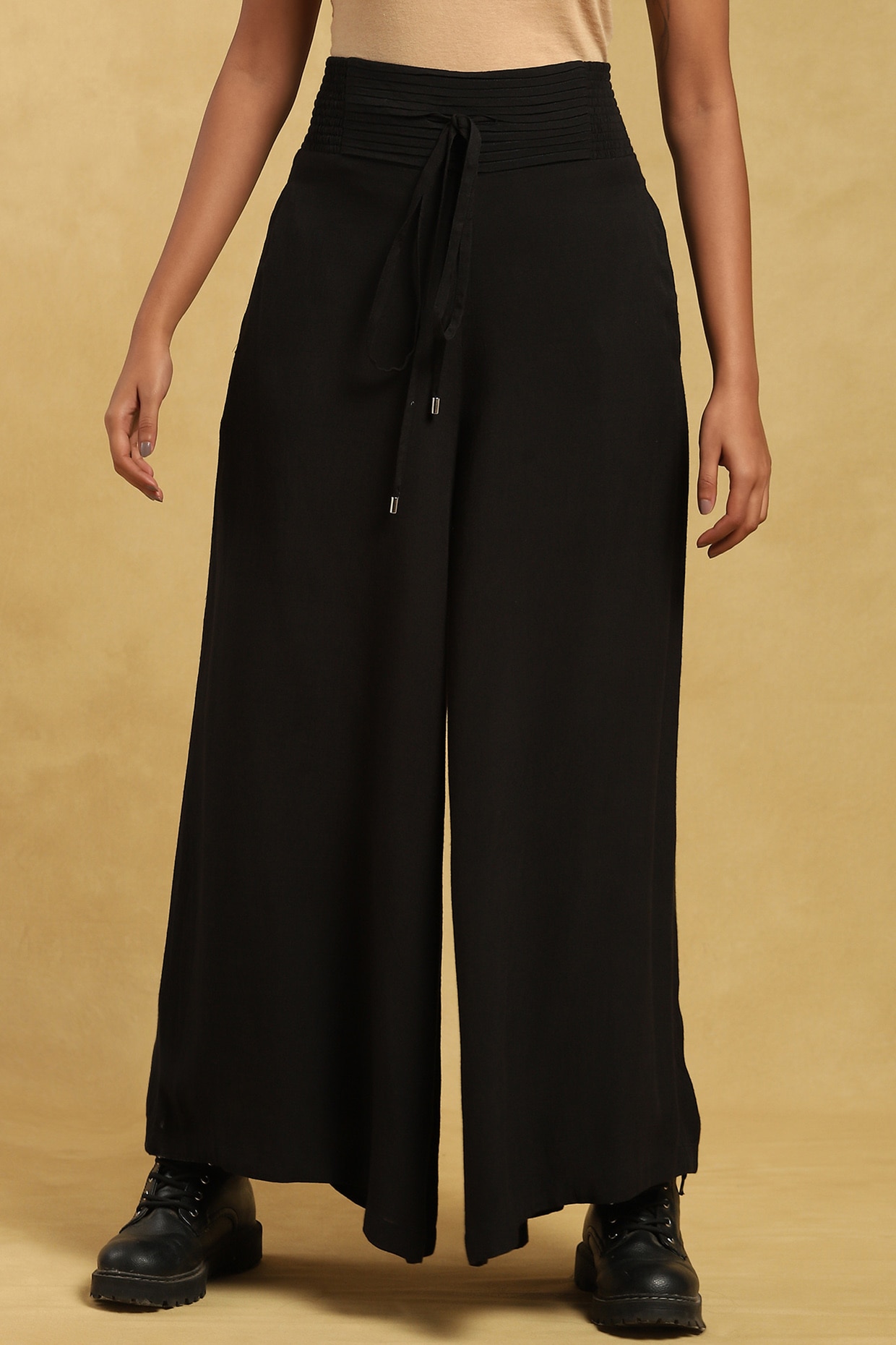 How to wear palazzo trousers this summer all you need to know  Lookiero  Blog
