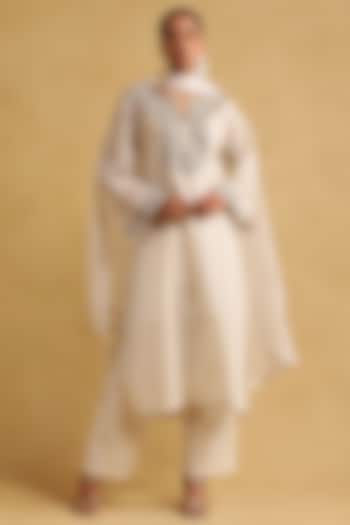 Off-White Blended Fabric Embroidered Kurta Set by Ritu Kumar at Pernia's Pop Up Shop